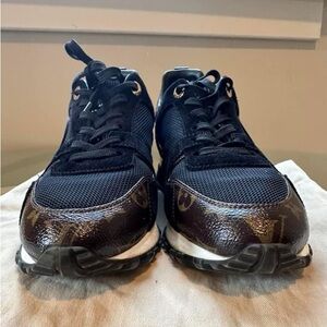 LV Run Away size 38.